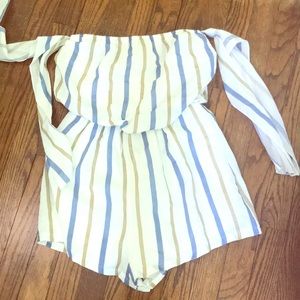 Tie Off shoulder size small romper never worn